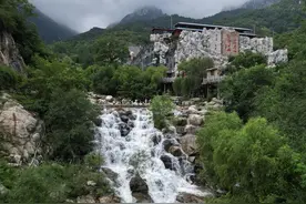 暴雨后泰山天烛峰，水量充沛，临近周末，可去纳凉游玩！图片