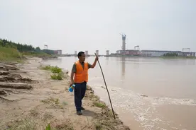 52岁男子在黄河阻泳的第12年：亲自入水展现水下凶险，孩子被吓跑，我觉得有成就感图片