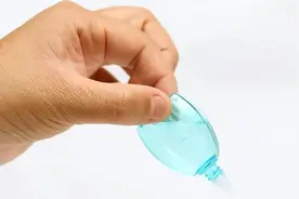 眼药水千万别滴在黑眼球上！5步教你正确使用眼药水图片