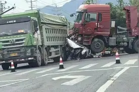 杭州一小汽车被两大货车挤压变形，官方：一人遇难图片
