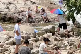 视频｜ 泰山•天烛峰，暴雨过后水量充足，小朋友游泳不亦乐乎图片