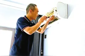 空调修理工：“飞檐走壁”送清凉图片