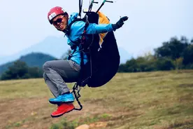 双城齐飞 川渝同翔|滑翔伞世界冠军王建伟：享受比赛 安全快乐飞行图片