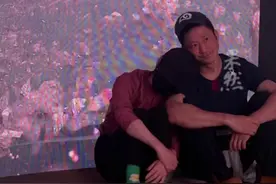 吴京谢楠“特种兵式”带娃旅游，5岁小儿子偷偷拍下参观时俩人累倒在地，相互依偎的样子图片