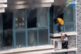 被救女孩父亲含泪回应邻居爬窗营救：当时听不到孩子呼救，觉得一切都完了图片