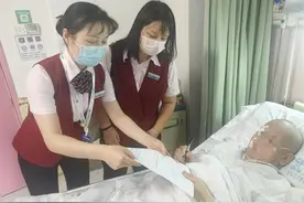 客户信息失效不能取钱付医药费，兴业银行派员工到医院办好业务图片