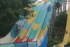 重庆一男孩玩水上滑梯出意外受伤，游乐园：未按安全员指示进行操作图片