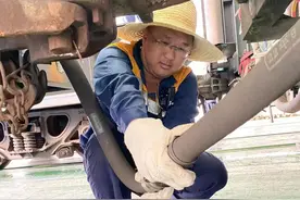 海南进出岛火车“穿针引线”人：高温下的坚守，工作来回一趟就是一次“桑拿”图片