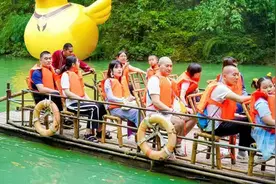 夏季消暑耍水好去处 第三届阿依河木叶泼水节开启图片