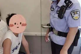 一家三口赶高铁，父母上了车，9岁小男孩却……图片