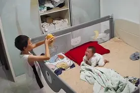 10岁弟弟独自照看5个月外甥，熟练冲奶安抚，姐姐回应：10年前还是我照顾他，现在他能照顾我宝宝了图片