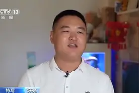 “超人”大哥徒手爬窗救人图片