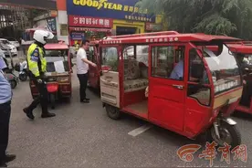 追踪|西安交警港浐大队联合城管、公安整治地铁口两三轮扎堆 多举措解决市民出行需求图片