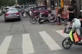 两女子骑共享电动车抢手机，被外卖小哥追赶拦下，小哥为了追贼，车摔坏了，胳膊也摔伤了@小铁轻图片