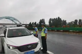什么情况？车主犯困直接停在高速路上睡觉图片