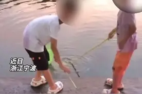 两个男孩在河边捞鱼，热心大哥开启“唐僧模式”图片