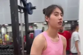 张雨霏备战世锦赛冲刺训练，负重30kg连做6个引体向上，成功的背后是无数的汗水和泪水图片