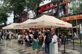 门店不打烊、一天排队几千号，京城美食街区深夜满满“烟火气”图片