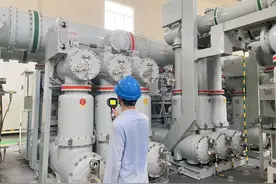 酷暑下的"追风人"：攀百米机舱，在50度高温下作业图片