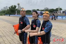 18岁武汉姑娘首次挑战渡江节：一口气游了下来，不算难图片