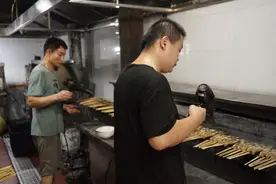 烧烤师傅的夏日：厨房温度52℃，一晚上喝水4升，一季瘦10多斤图片