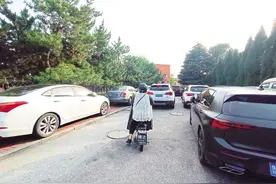 百米入园路 车与人混行！莱山区维正幼儿园门前道路存在安全隐患图片