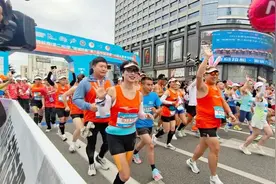 中国凉都·六盘水夏季马拉松鸣枪开跑图片