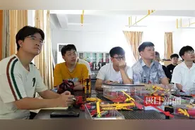 图书馆、实验室、训练场，都放暑假了他们还在学校忙什么？图片