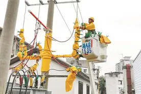 守护“清凉”！长沙电力工人身穿厚重绝缘服高空作业图片