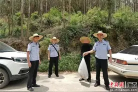 南宁武鸣警方果园徒手捕获巨蟒图片