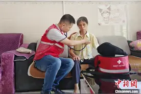 广西省城郎中“跨界”当书记 走村入户为乡亲把脉看病图片