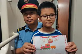 “好人”列车长携“便民服务箱”温暖旅途图片