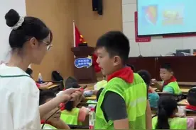 暑期托管课堂“托”起航天梦，孩子们学做“直升机”图片