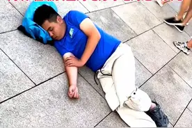 男子夜里天安门广场排队等升旗，结果太困睡着了，升旗仪式结束还没醒，网友:放心睡这是最安全的地方图片