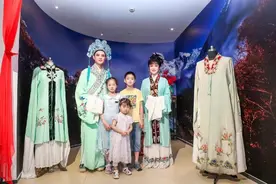 人生读书会举办越剧专场，聊戚毕流派，展戏服水袖，谈经典破圈图片