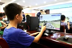 模拟驾驶飞机，孩子们的航空梦从这里启航图片
