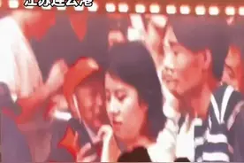 音乐节上女生被男友偷亲了一下，女生一连串肘击男友被投大屏幕，女生发现后尴尬的瞬间“钻入地缝”图片