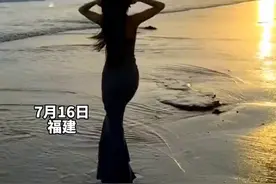 女生海边拍摄感受大海，上一秒背影很淑女，下一秒突然画风一转，有种回归原始部落的感觉图片