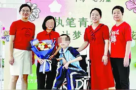 坐在电动轮椅上的孩子 中考考了739分图片