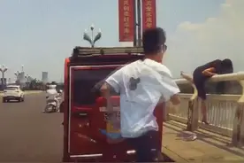 的哥发现异常提前在路边停车，一秒拉回跳桥女子：当时她一条腿已经跨过了护栏图片