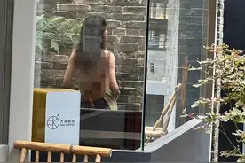 店家回应“服务员衣着暴露”：系外来人员不听劝进店拍摄，已报警图片