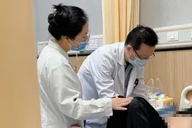 上吐下泻不止 医生支招：这3招可缓解急性肠胃炎图片