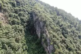 她的遗体在300米悬崖下找到……图片