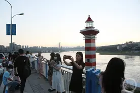 电影《消失的她》带火的“莫沙灯塔” 巴南也有一座图片