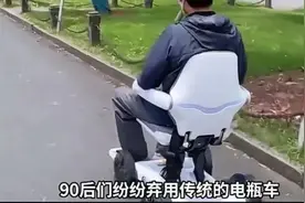 年轻人坐轮椅通勤？记者调查：商家营销和炒作图片