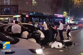 一人被卷车底济南市民合力抬车救人 参与救人的“00后”小伙： “你永远可以相信山东人！”图片