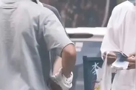 男子捡手机索酬1500元，违法吗？图片