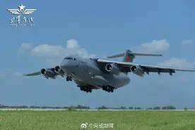 超有排面！空军多架运20接飞行学员大学报到图片