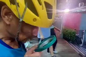 外卖大叔因看不清手机上的字，用放大镜观看手机信息查找订单，拍摄者:这么大年龄晚上下着雨每单几块钱真的不容易图片