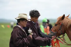 采访札记 | 在与世隔绝的草原上偶遇一场赛马会图片